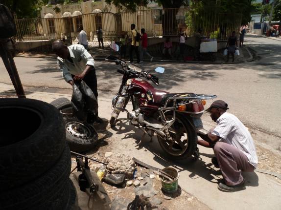 Nossa moto-taxi furou o pneu no caminho para o centro de Port-au-Prince, capital do Haiti